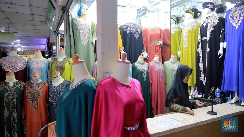 Pedagang menawarkan produk daganganya secara daring melalui siaran langsung di Pasar Tanah Abang, Blok B, Jakarta, Rabu (13/9/2023). (CNBC Indonesia/Muhammad Sabki)