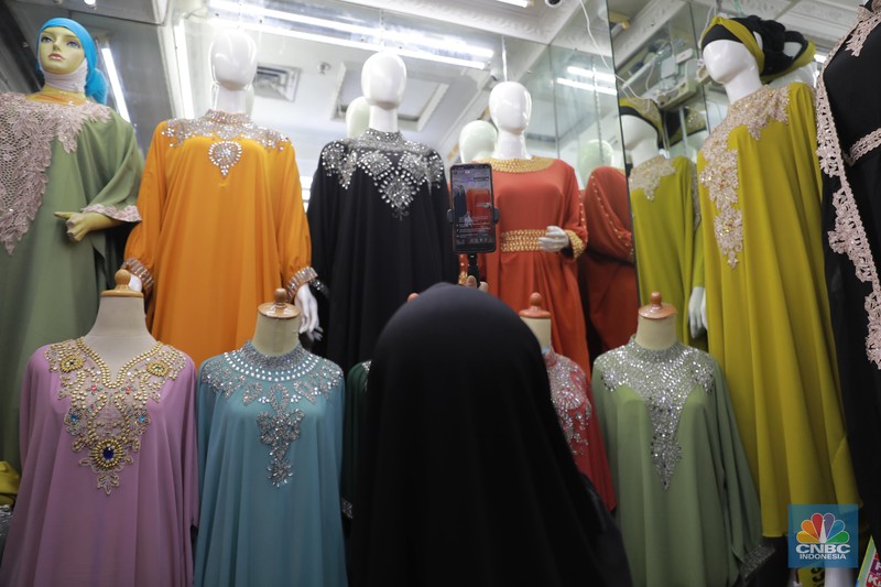 Pedagang menawarkan produk daganganya secara daring melalui siaran langsung di Pasar Tanah Abang, Blok B, Jakarta, Rabu (13/9/2023). (CNBC Indonesia/Muhammad Sabki)