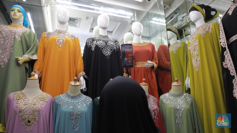 Pedagang menawarkan produk daganganya secara daring melalui siaran langsung di Pasar Tanah Abang, Blok B, Jakarta, Rabu (13/9/2023). (CNBC Indonesia/Muhammad Sabki)