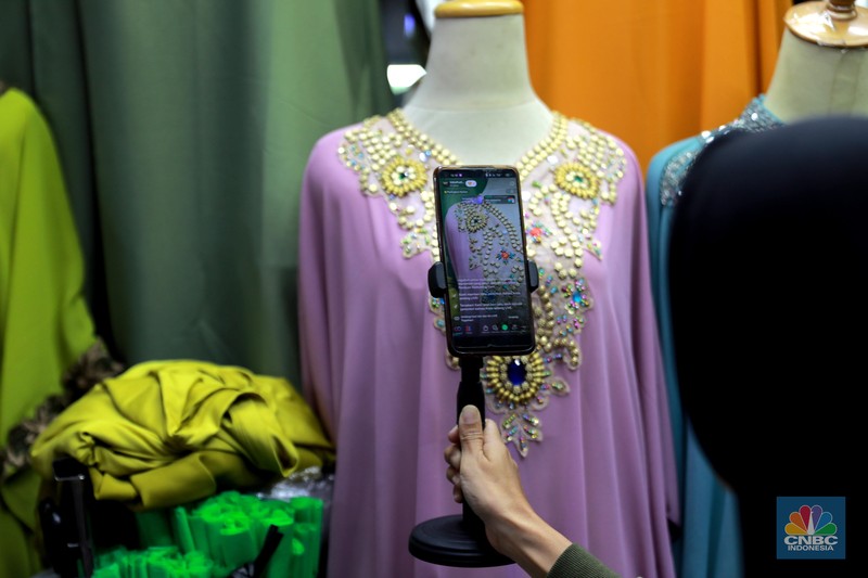 Pedagang menawarkan produk daganganya secara daring melalui siaran langsung di Pasar Tanah Abang, Blok B, Jakarta, Rabu (13/9/2023). (CNBC Indonesia/Muhammad Sabki)