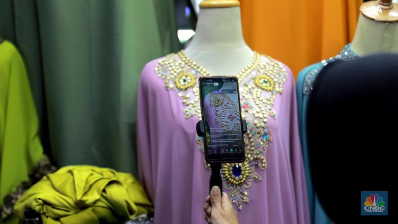 Pedagang menawarkan produk daganganya secara daring melalui siaran langsung di Pasar Tanah Abang, Blok B, Jakarta, Rabu (13/9/2023). (CNBC Indonesia/Muhammad Sabki)