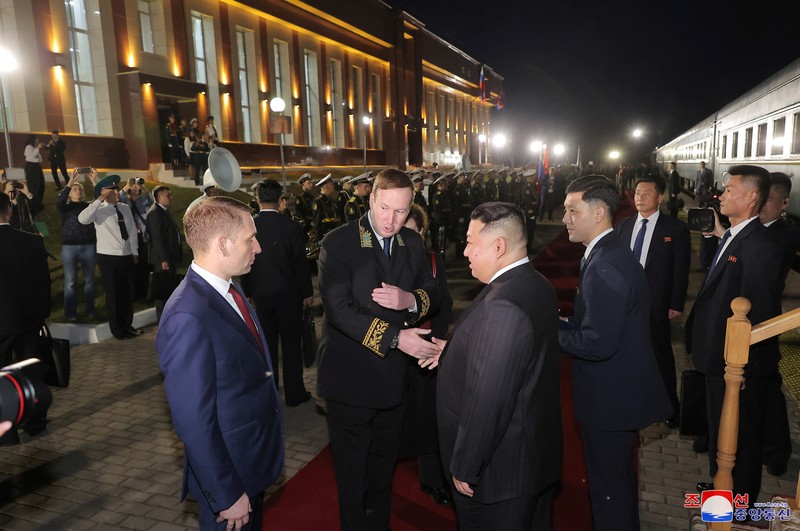 Pemimpin Korea Utara Kim Jong Un disambut menteri Sumber Daya Alam Rusia Alexander Kozlov setibanya di Khasan, Rusia, Sealasa I12/9/2023). (KCNA vis REUTERS) Pemimpin Korea Utara Kim Jong Un disambut menteri Sumber Daya Alam Rusia Alexander Kozlov setibanya di Khasan, Rusia, Sealasa I12/9/2023). (KCNA vis REUTERS)