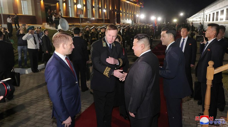 Pemimpin Korea Utara Kim Jong Un disambut menteri Sumber Daya Alam Rusia Alexander Kozlov setibanya di Khasan, Rusia, Sealasa I12/9/2023). (KCNA vis REUTERS)
