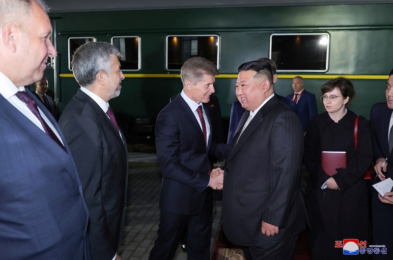 Pemimpin Korea Utara Kim Jong Un disambut menteri Sumber Daya Alam Rusia Alexander Kozlov setibanya di Khasan, Rusia, Sealasa I12/9/2023). (KCNA vis REUTERS) Pemimpin Korea Utara Kim Jong Un disambut menteri Sumber Daya Alam Rusia Alexander Kozlov setibanya di Khasan, Rusia, Sealasa I12/9/2023). (KCNA vis REUTERS)