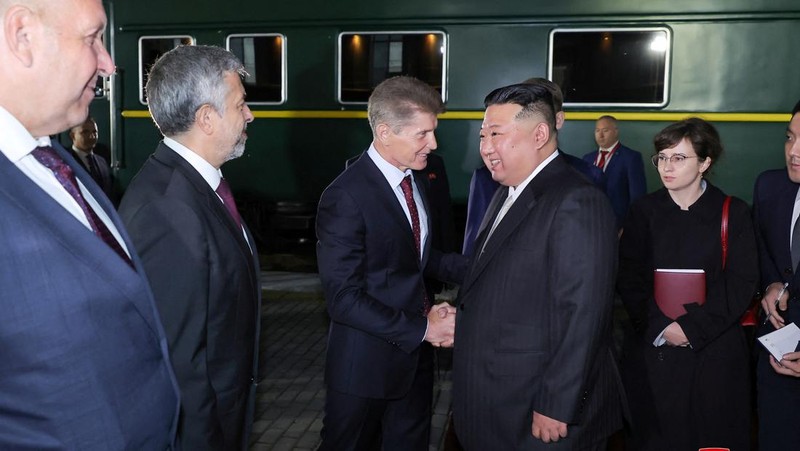 Pemimpin Korea Utara Kim Jong Un disambut menteri Sumber Daya Alam Rusia Alexander Kozlov setibanya di Khasan, Rusia, Sealasa I12/9/2023). (KCNA vis REUTERS)
