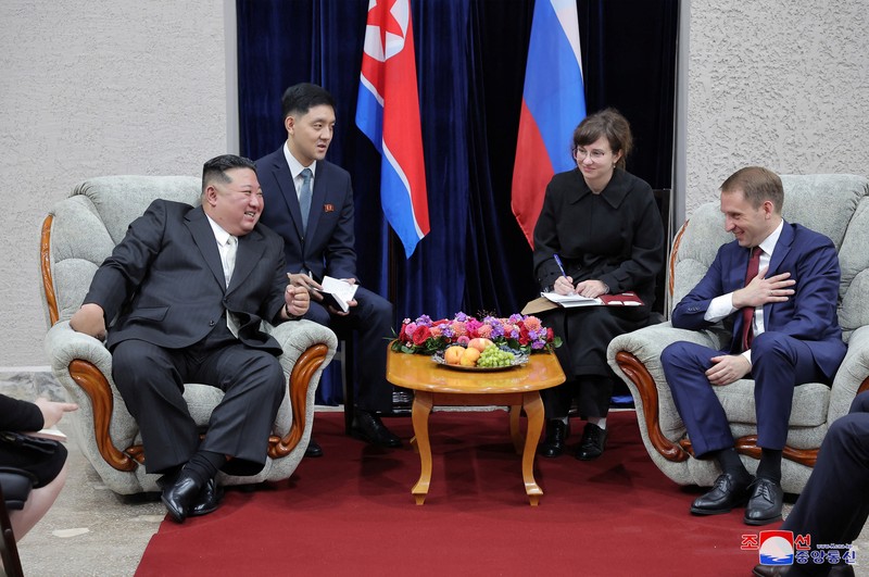 Pemimpin Korea Utara Kim Jong Un disambut menteri Sumber Daya Alam Rusia Alexander Kozlov setibanya di Khasan, Rusia, Sealasa I12/9/2023). (KCNA vis REUTERS) Pemimpin Korea Utara Kim Jong Un disambut menteri Sumber Daya Alam Rusia Alexander Kozlov setibanya di Khasan, Rusia, Sealasa I12/9/2023). (KCNA vis REUTERS)