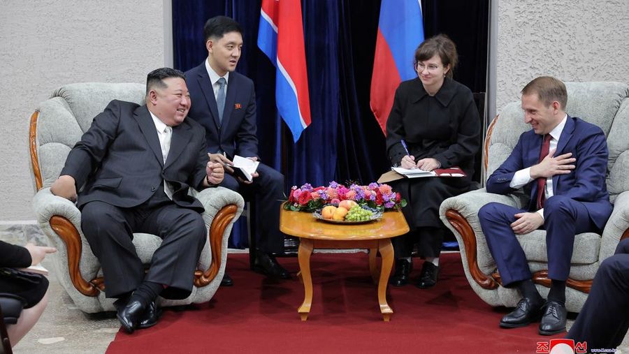Pemimpin Korea Utara Kim Jong Un disambut menteri Sumber Daya Alam Rusia Alexander Kozlov setibanya di Khasan, Rusia, Sealasa I12/9/2023). (KCNA vis REUTERS)