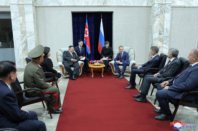 Pemimpin Korea Utara Kim Jong Un disambut menteri Sumber Daya Alam Rusia Alexander Kozlov setibanya di Khasan, Rusia, Sealasa I12/9/2023). (KCNA vis REUTERS) Pemimpin Korea Utara Kim Jong Un disambut menteri Sumber Daya Alam Rusia Alexander Kozlov setibanya di Khasan, Rusia, Sealasa I12/9/2023). (KCNA vis REUTERS)