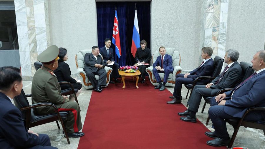 Pemimpin Korea Utara Kim Jong Un disambut menteri Sumber Daya Alam Rusia Alexander Kozlov setibanya di Khasan, Rusia, Sealasa I12/9/2023). (KCNA vis REUTERS)