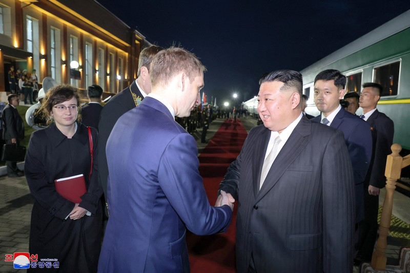 Pemimpin Korea Utara Kim Jong Un disambut menteri Sumber Daya Alam Rusia Alexander Kozlov setibanya di Khasan, Rusia, Sealasa I12/9/2023). (KCNA vis REUTERS) Pemimpin Korea Utara Kim Jong Un disambut menteri Sumber Daya Alam Rusia Alexander Kozlov setibanya di Khasan, Rusia, Sealasa I12/9/2023). (KCNA vis REUTERS)