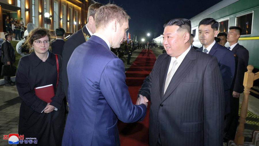 Pemimpin Korea Utara Kim Jong Un disambut menteri Sumber Daya Alam Rusia Alexander Kozlov setibanya di Khasan, Rusia, Sealasa I12/9/2023). (KCNA vis REUTERS)