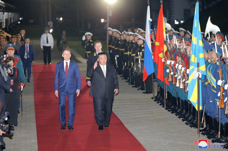 Pemimpin Korea Utara Kim Jong Un disambut menteri Sumber Daya Alam Rusia Alexander Kozlov setibanya di Khasan, Rusia, Sealasa I12/9/2023). (KCNA vis REUTERS) Pemimpin Korea Utara Kim Jong Un disambut menteri Sumber Daya Alam Rusia Alexander Kozlov setibanya di Khasan, Rusia, Sealasa I12/9/2023). (KCNA vis REUTERS)
