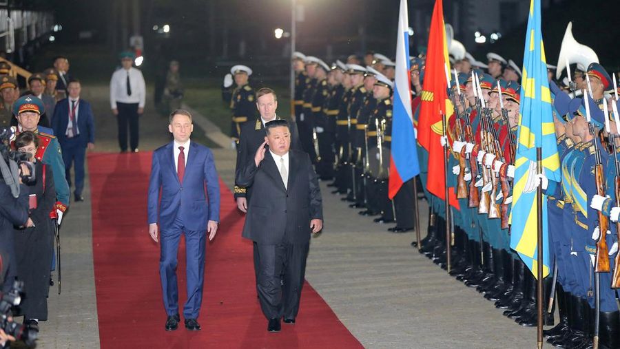 Pemimpin Korea Utara Kim Jong Un disambut menteri Sumber Daya Alam Rusia Alexander Kozlov setibanya di Khasan, Rusia, Sealasa I12/9/2023). (KCNA vis REUTERS)