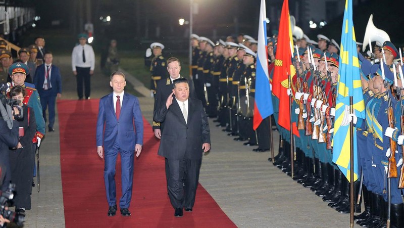 Pemimpin Korea Utara Kim Jong Un disambut menteri Sumber Daya Alam Rusia Alexander Kozlov setibanya di Khasan, Rusia, Sealasa I12/9/2023). (KCNA vis REUTERS)