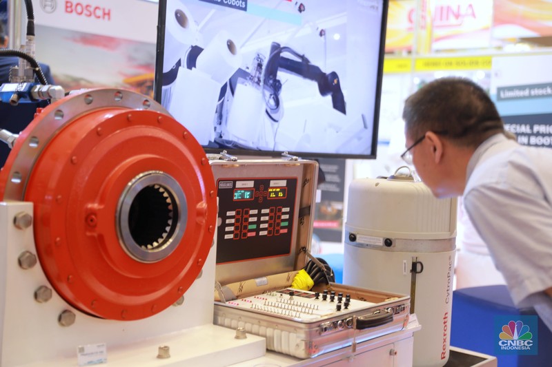 Pengunjung mengamati alat berat dalam pameran Indonesia Energy & Engineering (IEE) 2023 di JIExpo Kemayoran, Jakarta, Rabu (13/9/2023). Pengunjung mengamati alat berat dalam pameran Indonesia Energy & Engineering (IEE) 2023 di JIExpo Kemayoran, Jakarta, Rabu (13/9/2023). (CNBC Indonesia/Muhammad Sabki)