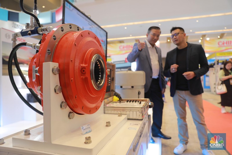 Pengunjung mengamati alat berat dalam pameran Indonesia Energy & Engineering (IEE) 2023 di JIExpo Kemayoran, Jakarta, Rabu (13/9/2023). Pengunjung mengamati alat berat dalam pameran Indonesia Energy & Engineering (IEE) 2023 di JIExpo Kemayoran, Jakarta, Rabu (13/9/2023). (CNBC Indonesia/Muhammad Sabki)
