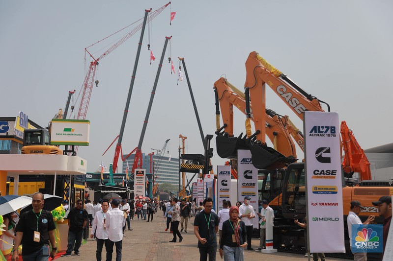 Pengunjung mengamati alat berat dalam pameran Indonesia Energy & Engineering (IEE) 2023 di JIExpo Kemayoran, Jakarta, Rabu (13/9/2023). Pengunjung mengamati alat berat dalam pameran Indonesia Energy & Engineering (IEE) 2023 di JIExpo Kemayoran, Jakarta, Rabu (13/9/2023). (CNBC Indonesia/Muhammad Sabki)