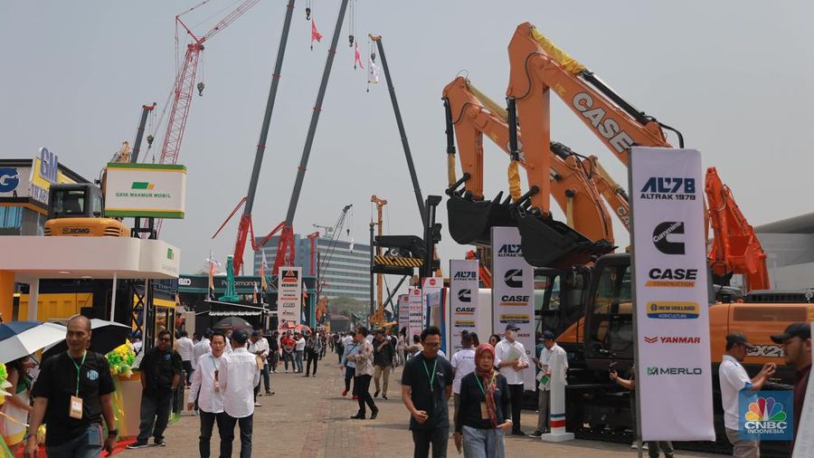 Pengunjung mengamati alat berat dalam pameran Indonesia Energy & Engineering (IEE) 2023 di JIExpo Kemayoran, Jakarta, Rabu (13/9/2023). (CNBC Indonesia/Muhammad Sabki)