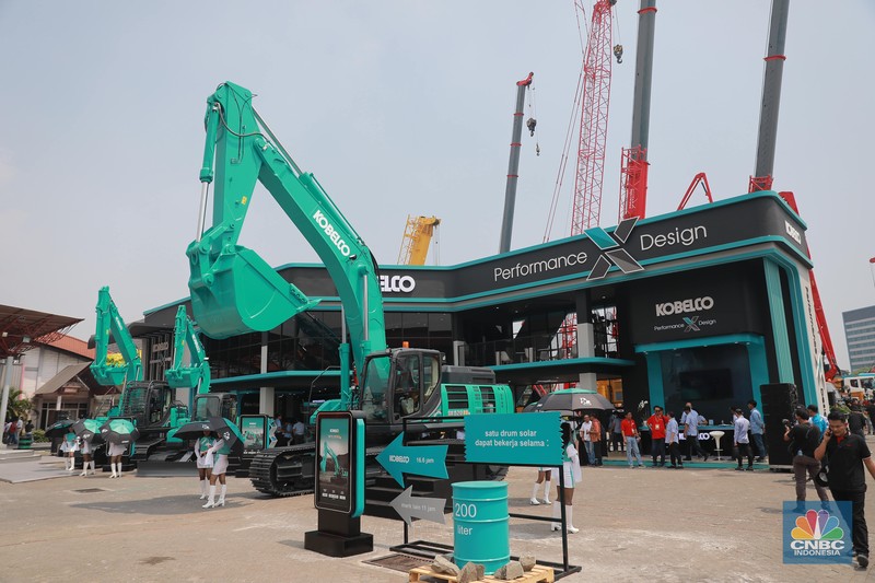 Pengunjung mengamati alat berat dalam pameran Indonesia Energy & Engineering (IEE) 2023 di JIExpo Kemayoran, Jakarta, Rabu (13/9/2023). Pengunjung mengamati alat berat dalam pameran Indonesia Energy & Engineering (IEE) 2023 di JIExpo Kemayoran, Jakarta, Rabu (13/9/2023). (CNBC Indonesia/Muhammad Sabki)