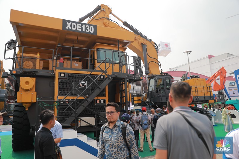 Pengunjung mengamati alat berat dalam pameran Indonesia Energy & Engineering (IEE) 2023 di JIExpo Kemayoran, Jakarta, Rabu (13/9/2023). Pengunjung mengamati alat berat dalam pameran Indonesia Energy & Engineering (IEE) 2023 di JIExpo Kemayoran, Jakarta, Rabu (13/9/2023). (CNBC Indonesia/Muhammad Sabki)