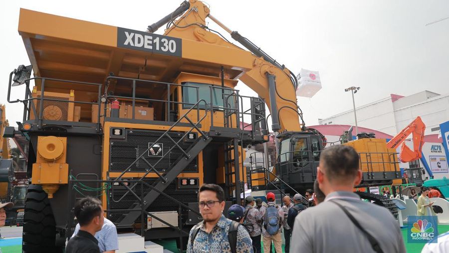 Pengunjung mengamati alat berat dalam pameran Indonesia Energy & Engineering (IEE) 2023 di JIExpo Kemayoran, Jakarta, Rabu (13/9/2023). (CNBC Indonesia/Muhammad Sabki)