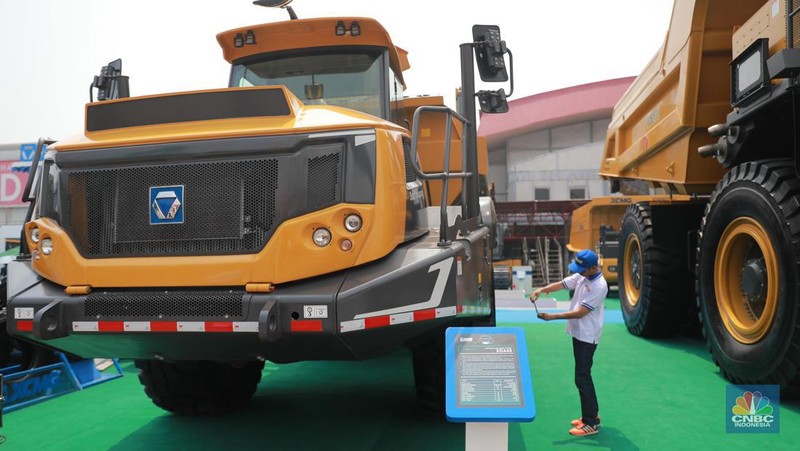 Pengunjung mengamati alat berat dalam pameran Indonesia Energy & Engineering (IEE) 2023 di JIExpo Kemayoran, Jakarta, Rabu (13/9/2023). (CNBC Indonesia/Muhammad Sabki)