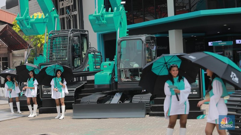 Pengunjung mengamati alat berat dalam pameran Indonesia Energy & Engineering (IEE) 2023 di JIExpo Kemayoran, Jakarta, Rabu (13/9/2023). (CNBC Indonesia/Muhammad Sabki)