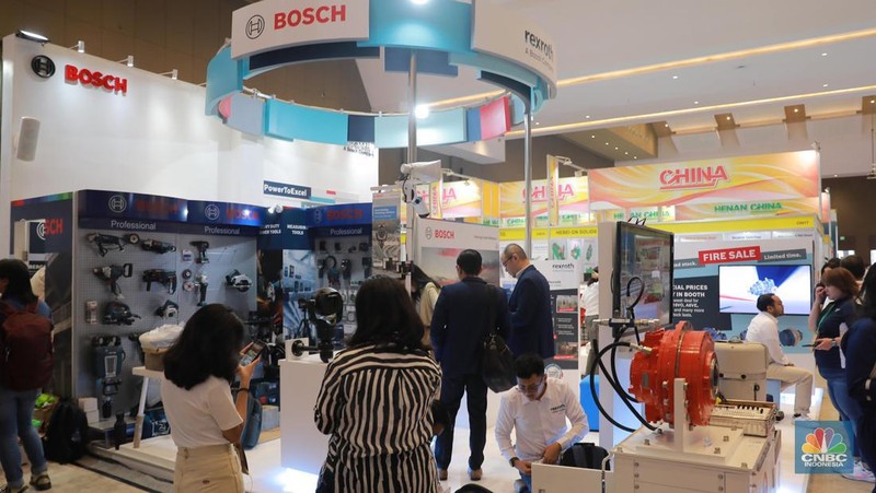 Pengunjung mengamati alat berat dalam pameran Indonesia Energy & Engineering (IEE) 2023 di JIExpo Kemayoran, Jakarta, Rabu (13/9/2023). (CNBC Indonesia/Muhammad Sabki)