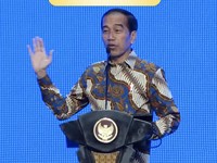Tinjau Pabrik Senjata, Jokowi Disopiri Prabowo Pakai 'Maung'!