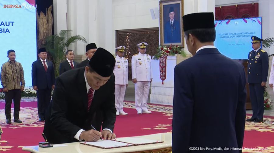 Presiden Jokowi Lantik Kepala Bakamla dan Kepala Badan Karantina Indonesia, 13 September 2023. (Tangkapan Layar Youtube Sekretariat Presiden)