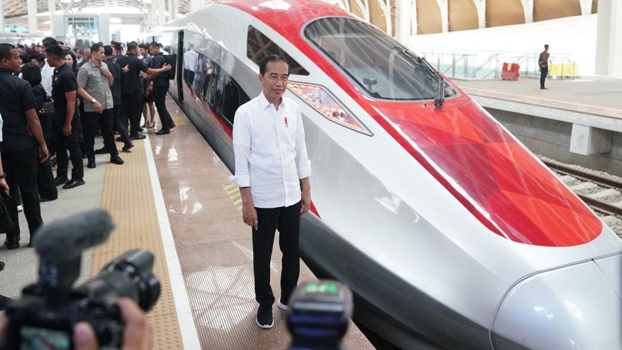 Presiden Jokowi menjajal naik Kereta Cepat Jakarta-Bandung. (Dok. KAI)