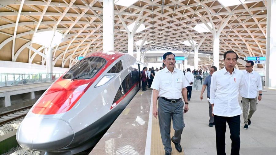 Presiden Jokowi menjajal naik Kereta Cepat Jakarta-Bandung. (Dok. KAI)