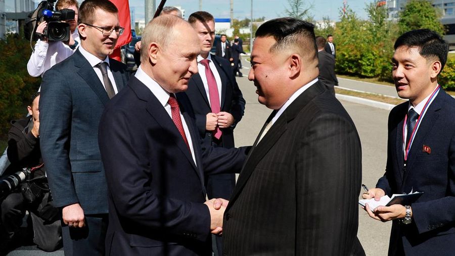 Presiden Rusia Valdimir Putin, dan Pemimpin Korea Utara Kim jong Un saat pertemuan di Kosmodrom Vostochny di wilayah Amur timur jauh, Rusia, Rabu (13/9/2023). (Sputnik/Vladimir Smirnov/Pool via REUTERS)