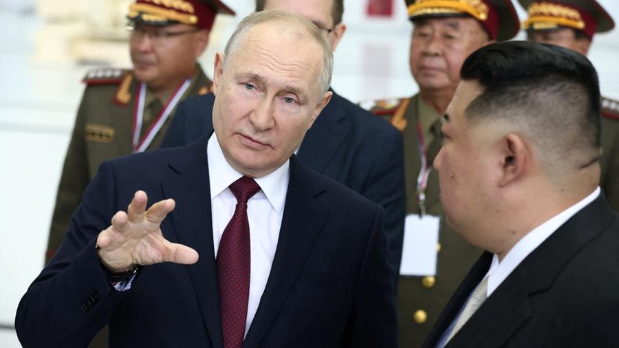 Presiden Rusia Valdimir Putin, dan Pemimpin Korea Utara Kim jong Un saat pertemuan di Kosmodrom Vostochny di wilayah Amur timur jauh, Rusia, Rabu (13/9/2023). (Sputnik/Artem Geodakyan/Pool via REUTERS)