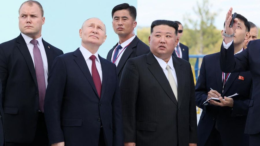 Presiden Rusia Valdimir Putin, dan Pemimpin Korea Utara Kim jong Un saat pertemuan di Kosmodrom Vostochny di wilayah Amur timur jauh, Rusia, Rabu (13/9/2023). (Sputnik/Mikhail Metzel/Kremlin via REUTERS)