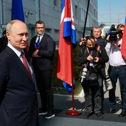 Hacker Rusia Mau Musnahkan Bukti Kejahatan Perang Putin