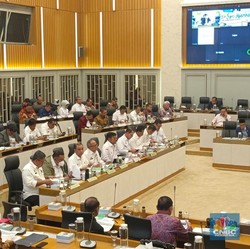 Mentan Sampai Bos Bulog Kumpul di DPR, Ada Apa?
