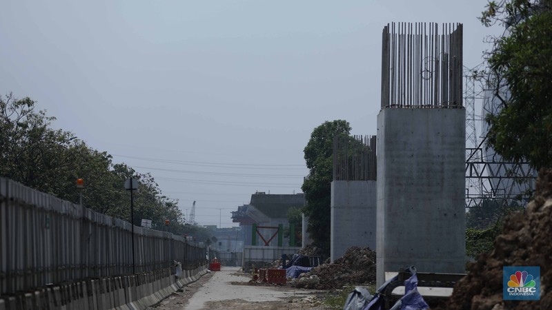 Sejumlah pekerja menyelesaikan proyek pembangunan jalan tol Harbour Road II di kawasan Ancol, Jakarta, Rabu (13/9/2023). Sejumlah pekerja menyelesaikan proyek pembangunan jalan tol Harbour Road II di kawasan Ancol, Jakarta, Rabu (13/9/2023). (CNBC Indonesia/Tri Susilo)