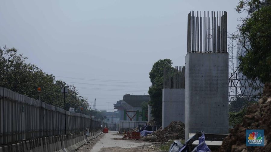 Sejumlah pekerja menyelesaikan proyek pembangunan jalan tol Harbour Road II di kawasan Ancol, Jakarta, Rabu (13/9/2023). (CNBC Indonesia/Tri Susilo)