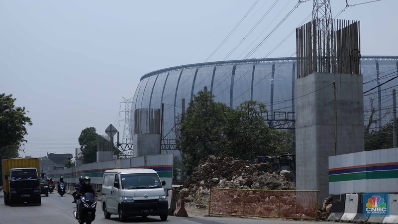 Sejumlah pekerja menyelesaikan proyek pembangunan jalan tol Harbour Road II di kawasan Ancol, Jakarta, Rabu (13/9/2023). (CNBC Indonesia/Tri Susilo)