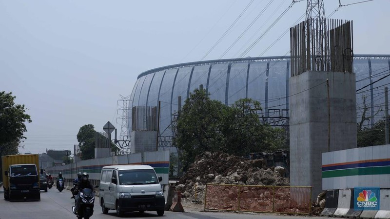 Sejumlah pekerja menyelesaikan proyek pembangunan jalan tol Harbour Road II di kawasan Ancol, Jakarta, Rabu (13/9/2023). (CNBC Indonesia/Tri Susilo)