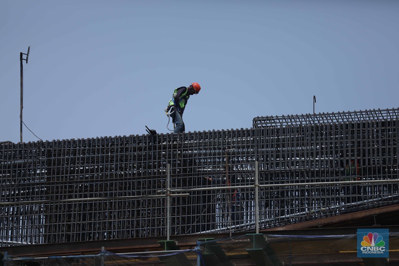 Sejumlah pekerja menyelesaikan proyek pembangunan jalan tol Harbour Road II di kawasan Ancol, Jakarta, Rabu (13/9/2023). Sejumlah pekerja menyelesaikan proyek pembangunan jalan tol Harbour Road II di kawasan Ancol, Jakarta, Rabu (13/9/2023). (CNBC Indonesia/Tri Susilo)