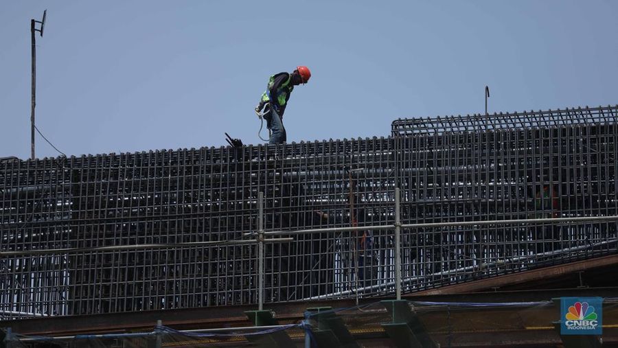 Sejumlah pekerja menyelesaikan proyek pembangunan jalan tol Harbour Road II di kawasan Ancol, Jakarta, Rabu (13/9/2023). (CNBC Indonesia/Tri Susilo)