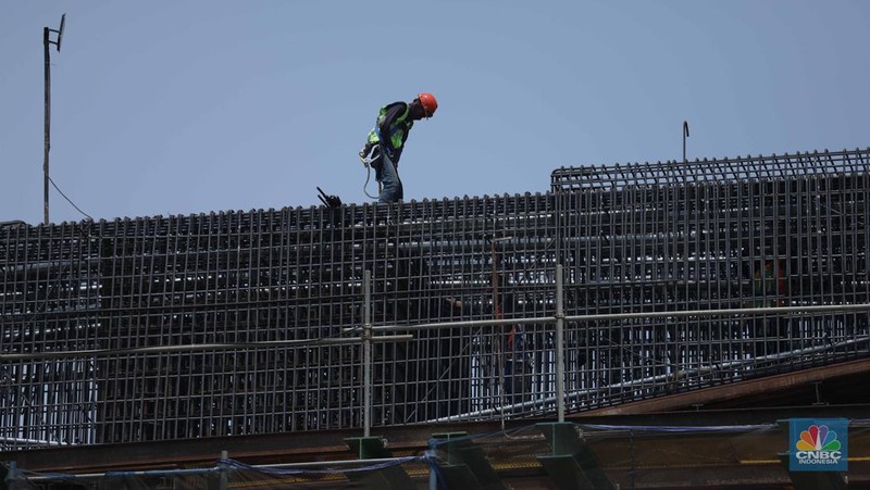 Sejumlah pekerja menyelesaikan proyek pembangunan jalan tol Harbour Road II di kawasan Ancol, Jakarta, Rabu (13/9/2023). (CNBC Indonesia/Tri Susilo)