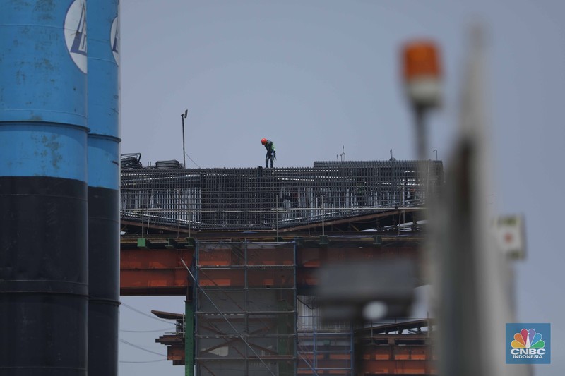 Sejumlah pekerja menyelesaikan proyek pembangunan jalan tol Harbour Road II di kawasan Ancol, Jakarta, Rabu (13/9/2023). Sejumlah pekerja menyelesaikan proyek pembangunan jalan tol Harbour Road II di kawasan Ancol, Jakarta, Rabu (13/9/2023). (CNBC Indonesia/Tri Susilo)