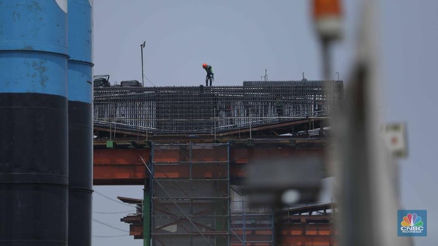 Sejumlah pekerja menyelesaikan proyek pembangunan jalan tol Harbour Road II di kawasan Ancol, Jakarta, Rabu (13/9/2023). (CNBC Indonesia/Tri Susilo)