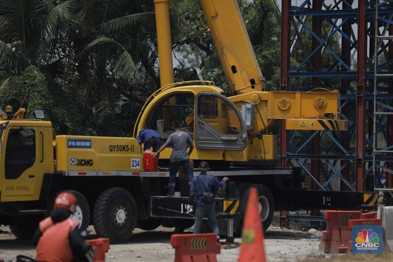 Sejumlah pekerja menyelesaikan proyek pembangunan jalan tol Harbour Road II di kawasan Ancol, Jakarta, Rabu (13/9/2023). Sejumlah pekerja menyelesaikan proyek pembangunan jalan tol Harbour Road II di kawasan Ancol, Jakarta, Rabu (13/9/2023). (CNBC Indonesia/Tri Susilo)