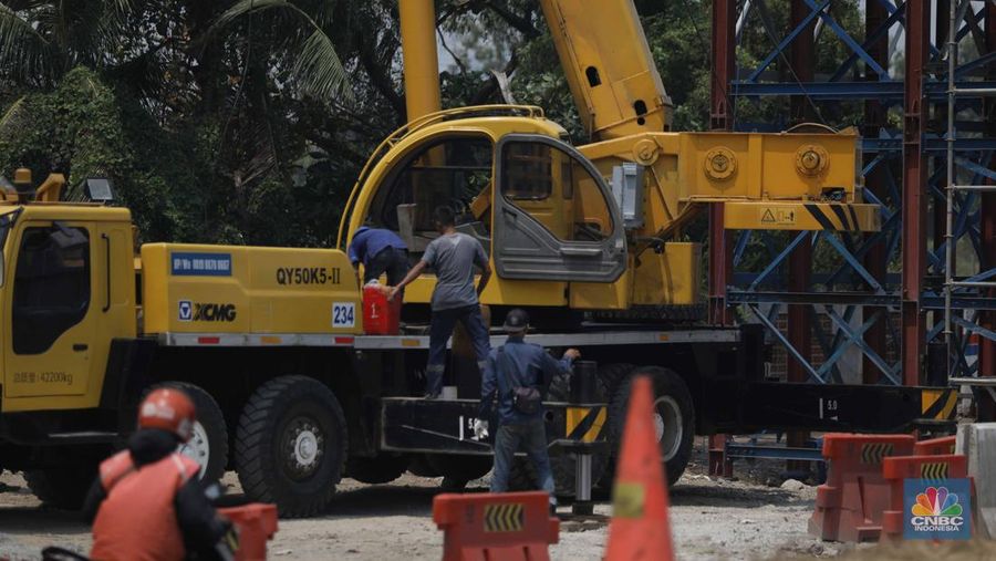 Sejumlah pekerja menyelesaikan proyek pembangunan jalan tol Harbour Road II di kawasan Ancol, Jakarta, Rabu (13/9/2023). (CNBC Indonesia/Tri Susilo)