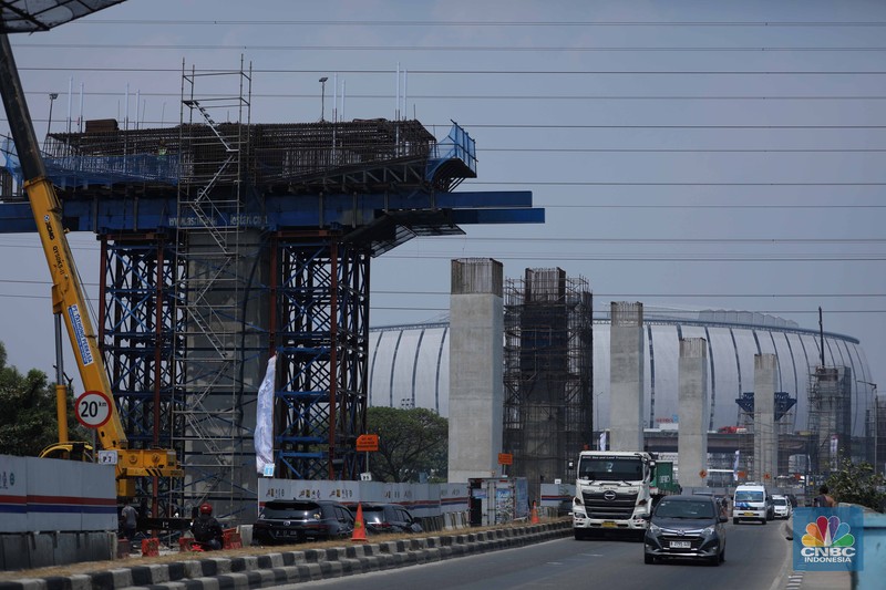 Sejumlah pekerja menyelesaikan proyek pembangunan jalan tol Harbour Road II di kawasan Ancol, Jakarta, Rabu (13/9/2023). Sejumlah pekerja menyelesaikan proyek pembangunan jalan tol Harbour Road II di kawasan Ancol, Jakarta, Rabu (13/9/2023). (CNBC Indonesia/Tri Susilo)