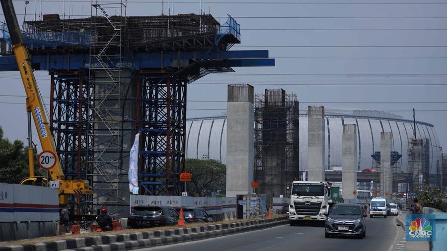 Sejumlah pekerja menyelesaikan proyek pembangunan jalan tol Harbour Road II di kawasan Ancol, Jakarta, Rabu (13/9/2023). (CNBC Indonesia/Tri Susilo)